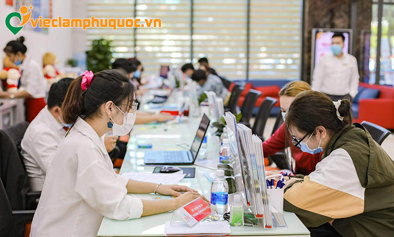 Chuyên viên tư vấn tài chính và thẻ ngân hàng